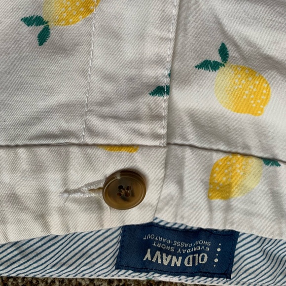 Mid-rise khaki shorts - Picture 3 of 3